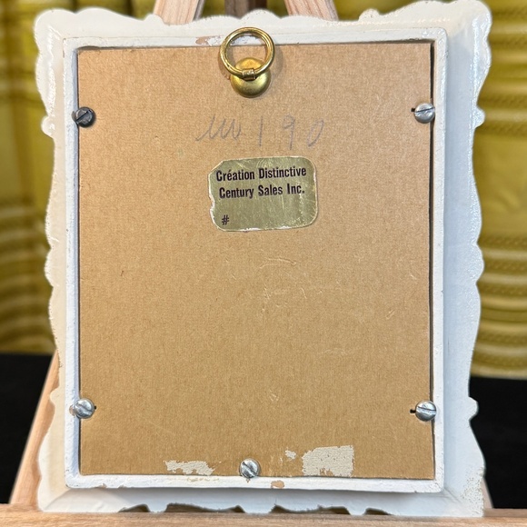 Vintage 70s cameo on blue velvet, white gold plastic frame, Distinctive Creation - Picture 5 of 6